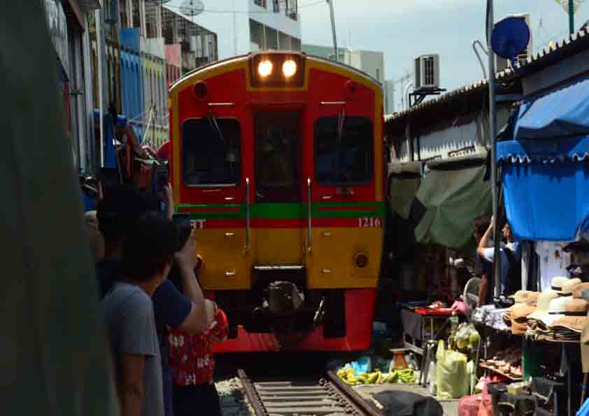タイ郊外:メイクロン市場